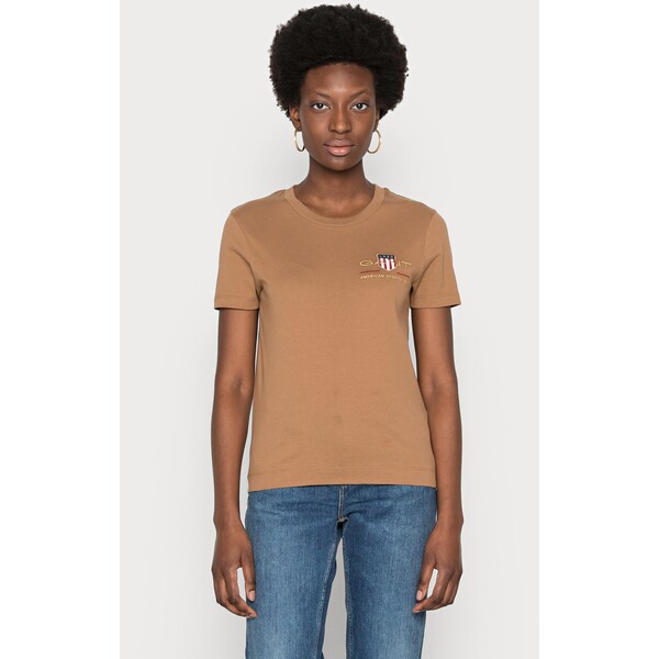 GANT ARCHIVE SHIELD T-shirt z nadrukiem roasted walnut GA321D04K-B12