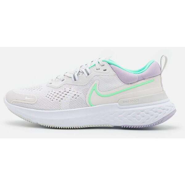 Nike Performance REACT MILER 2 Obuwie do biegania treningowe platinum tint/green glow/white N1241A10Q-C11