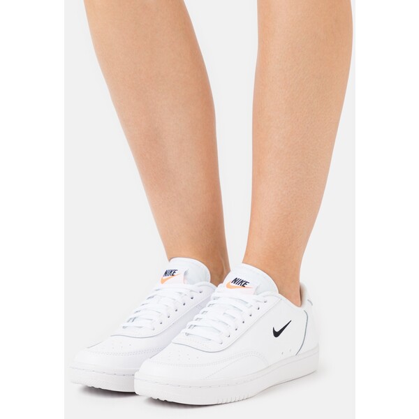 Nike Sportswear COURT VINTAGE Sneakersy niskie white NI111A0XB-A11