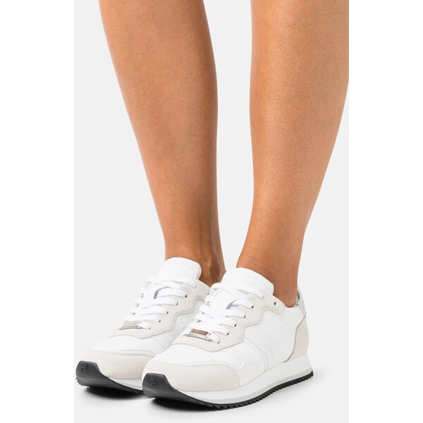 Calvin Klein RETRO RUNNER Sneakersy niskie white/silver 6CA11A04R-A11