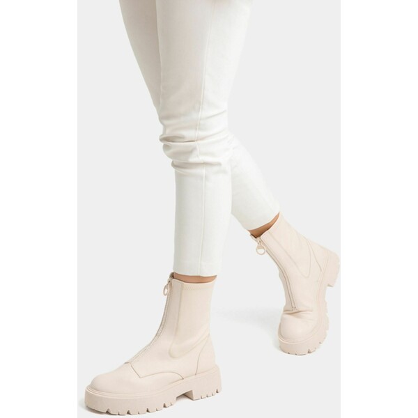 Bershka WITH FRONT ZIP Ankle boot off white BEJ11N04C-A11