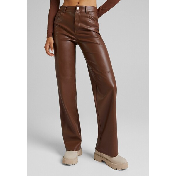 Bershka STRAIGHT-FAUX LEATHER Spodnie materiałowe brown BEJ21A0HD-O11