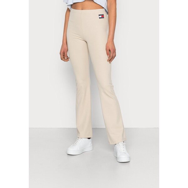 Tommy Jeans BADGE FLARE Spodnie materiałowe savannah sand TOB21A02E-B11