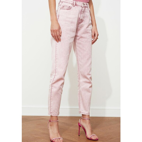 Trendyol Spodnie materiałowe pink TRU21A03R-J11