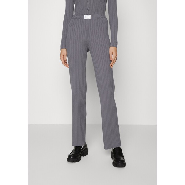 Calvin Klein Jeans MONOGRAM BADGE PANT Spodnie materiałowe fossil grey C1821A04Q-C11
