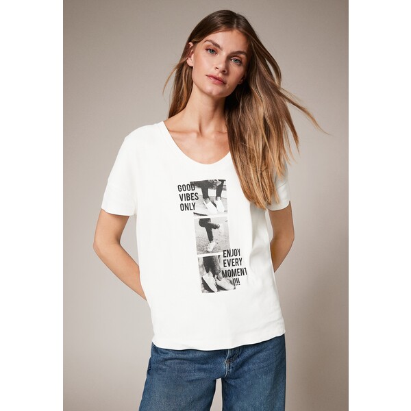 comma casual identity T-shirt z nadrukiem white C1E21D0D9-A11