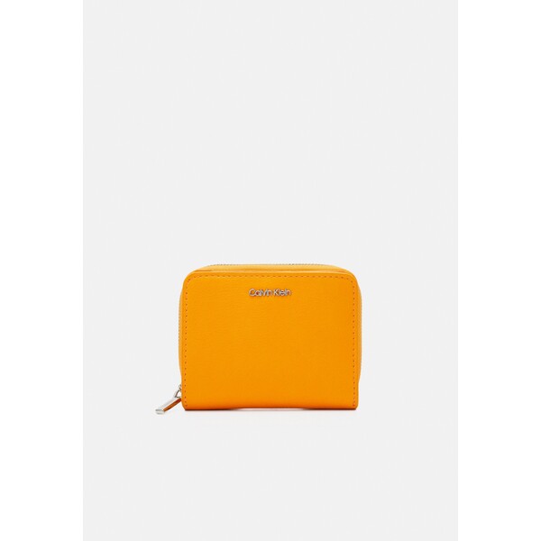Calvin Klein MUST WALLET FLAP Portfel orange flash 6CA51F05P-H11