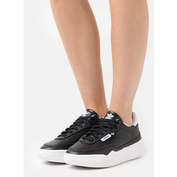 adidas Originals HER COURT Sneakersy niskie footwear white/core black AD111A1TE-Q11