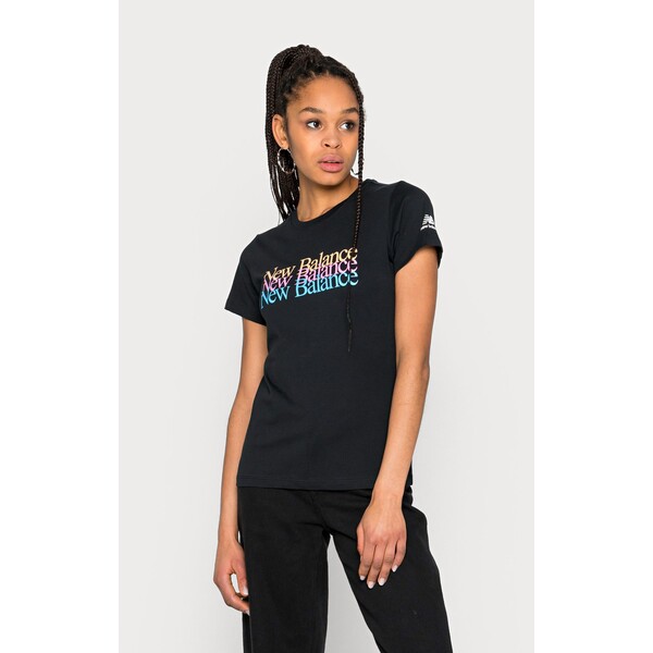 New Balance ESSENTIALS CELEBRATE TEE T-shirt z nadrukiem black NE221D013-Q11