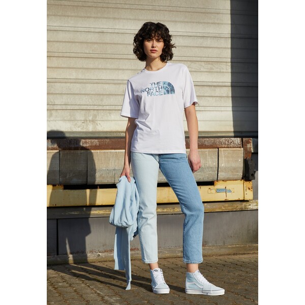 The North Face RELAXED EASY TEE T-shirt z nadrukiem white/beta blue TH321D00H-K11