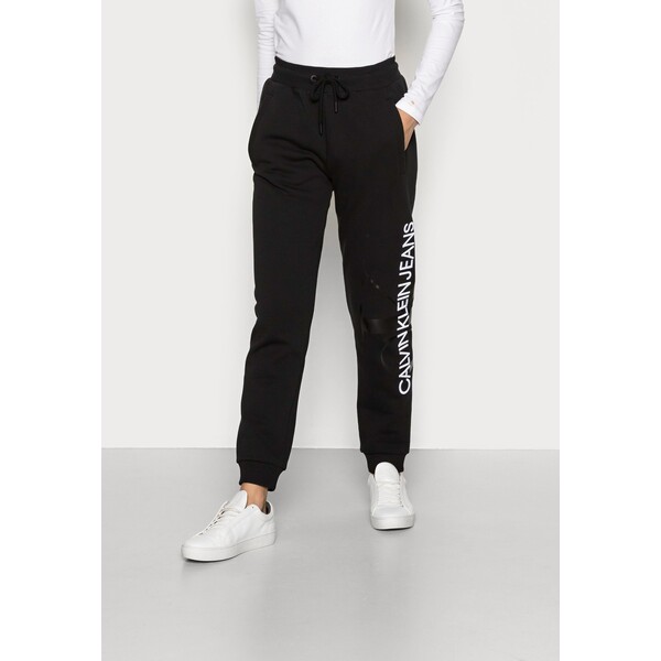 Calvin Klein Jeans VERTICAL MONOGRAM JOG PANTS Spodnie treningowe black C1821A04H-Q11
