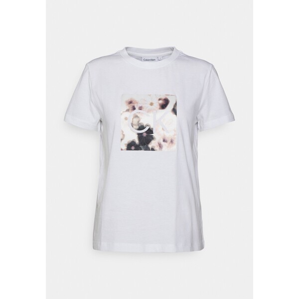 Calvin Klein BLURRED FLOWER T-shirt z nadrukiem bright white 6CA21D04W-A11