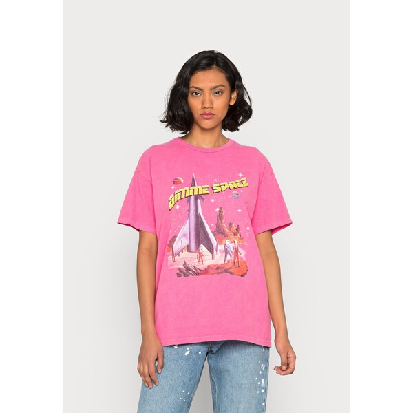 Vintage Supply OVERSIZED OVERDYED WITH VINTAGE GIMME SPACE GRAPHIC T-shirt z nadrukiem overdyed pink VIO21D009-J11