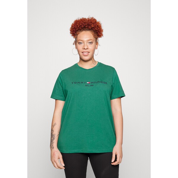 Tommy Hilfiger Curve REGULAR TEE T-shirt z nadrukiem tropical emerald TOY21D005-M11