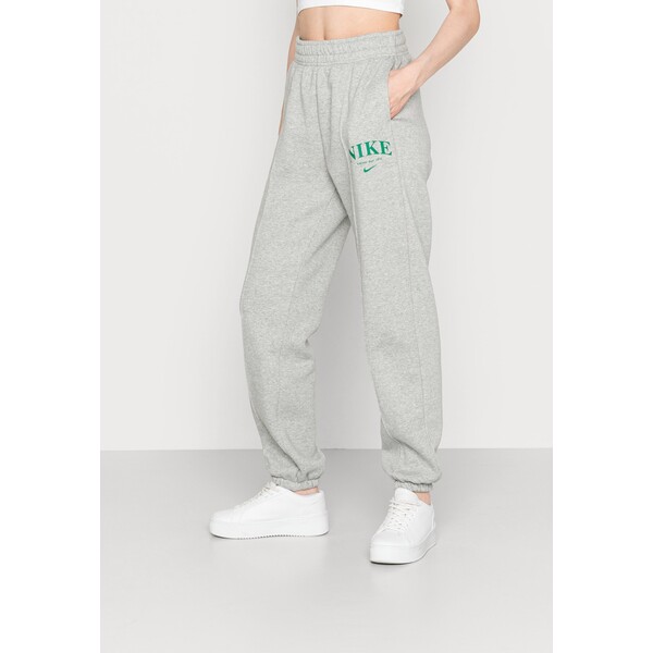 Nike Sportswear PANT Spodnie treningowe grey heather/malachite NI121A0II-C11
