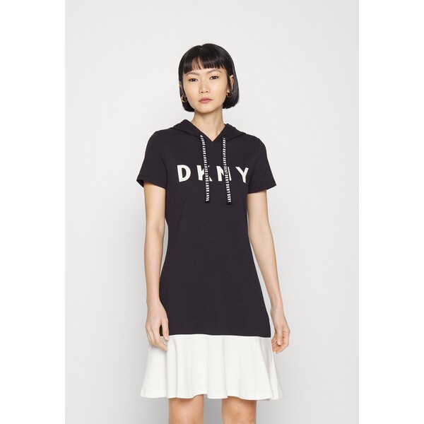DKNY FLOUNCE LOGO HOODIE DRESS Sukienka koszulowa black/ivory DK121C0E3-Q11
