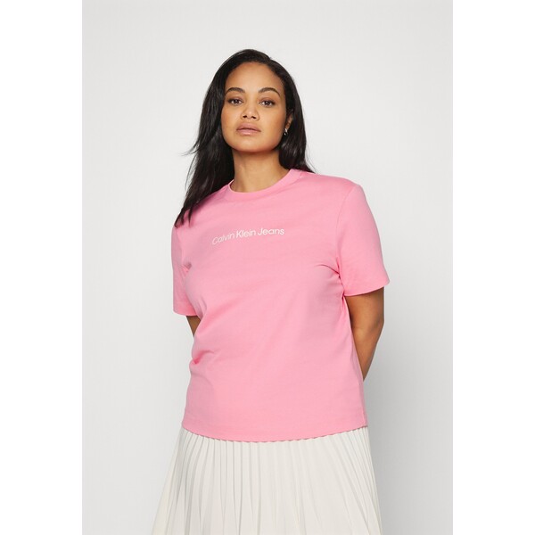 Calvin Klein Jeans Plus SHRUNKEN INSTITUTIONAL TEE T-shirt basic lipstick pink C2Q21D01A-J11
