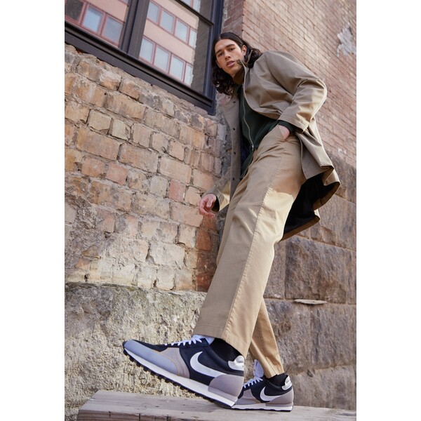 Nike Sportswear DBREAK TYPE UNISEX Sneakersy niskie black/white/grey fog/college grey/bucktan NI115O02R-Q11