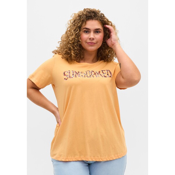 Zizzi KURZARM T-shirt z nadrukiem apricot nectar sun Z1721D0S6-H11