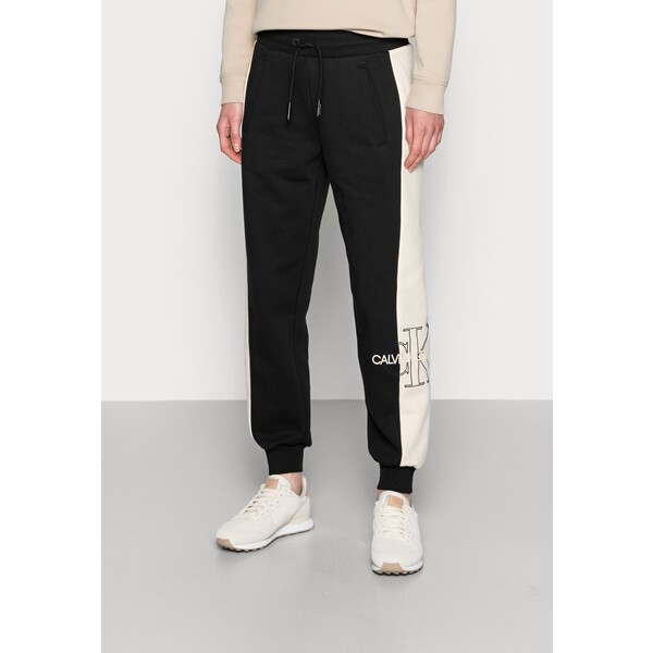 Calvin Klein Jeans MONOGRAM BLOCKING JOG PANT Spodnie treningowe black C1821A046-Q11