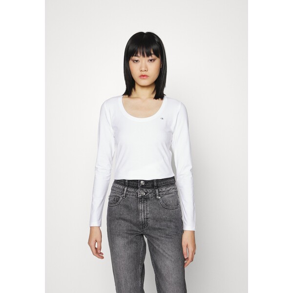 Calvin Klein SMALL SCOOP NECK Bluzka z długim rękawem bright white 6CA21D04G-A11