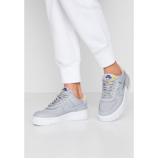 Nike Sportswear AF1 SHADOW Sneakersy niskie wolf grey/chrome yellow/lavender mist NI111A0IS-C11