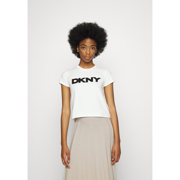 DKNY CROPPED SEQUIN PATCH T-shirt z nadrukiem white DK121D03D-A11