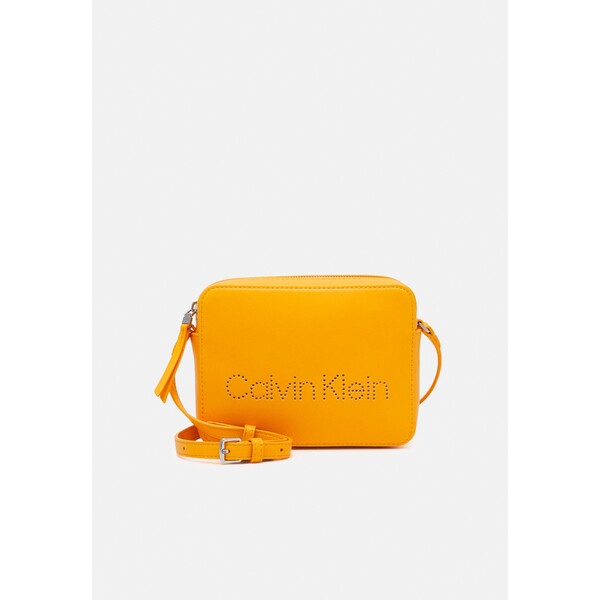 Calvin Klein CAMERA Torba na ramię orange flash 6CA51H0UD-H11