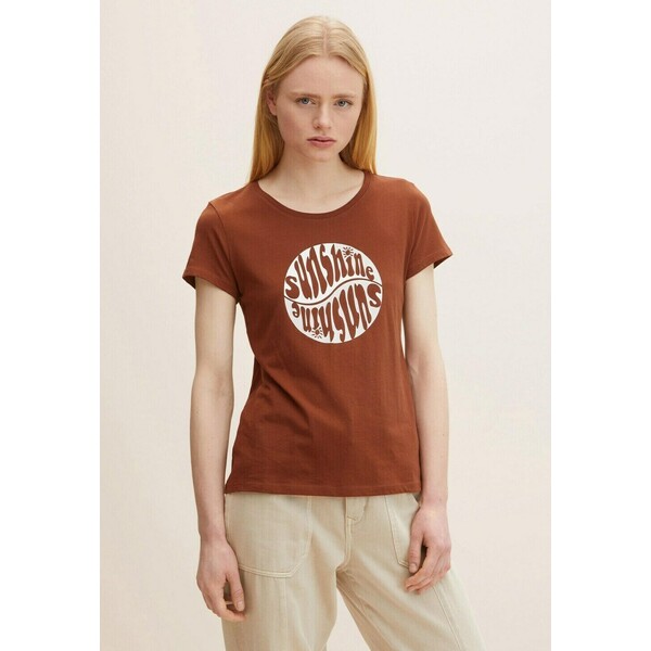 TOM TAILOR DENIM T-shirt z nadrukiem nut brown TO721D10C-O11
