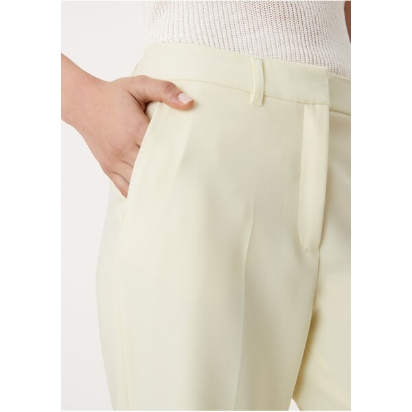 s.Oliver BLACK LABEL PANTALON Spodnie materiałowe light yellow SOA21A0B3-E11