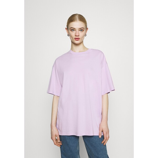 Monki T-shirt z nadrukiem lilac purple light MOQ21D03C-I12