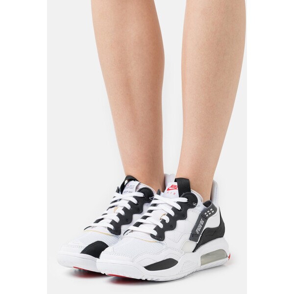 Jordan MA2 Sneakersy niskie white/black/university red/light smoke grey/praline JOC11A02B-A12