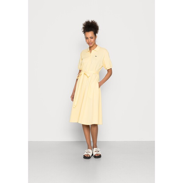 Lacoste Sukienka koszulowa napolitan yellow LA221C041-E12