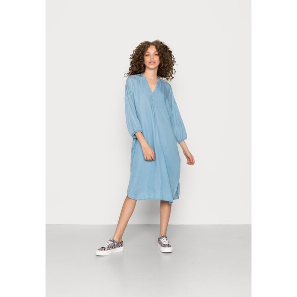 Culture MINDY KAFTAN DRESS Sukienka jeansowa light blue wash CU221C0A3-K11