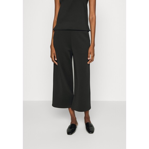 Calvin Klein TECHNICAL CULOTTE Spodnie materiałowe black 6CA21A021-Q11