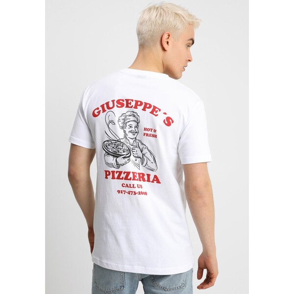 Mister Tee GIUSEPPES PIZZERIA TEE T-shirt z nadrukiem white M0M22O06M-A11