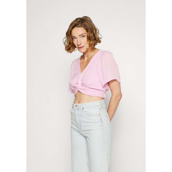 Abercrombie & Fitch KNOT FRONT FLUTTER T-shirt z nadrukiem pink lavendar A0F21E09R-I11