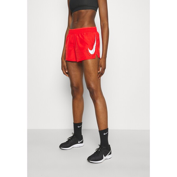 Nike Performance RUN SHORT Krótkie spodenki sportowe chile red/reflective silver N1241E1D5-G11