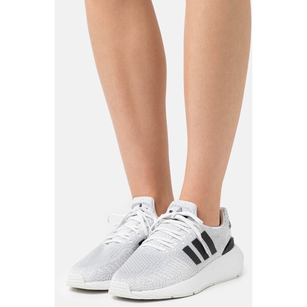 adidas Originals SWIFT RUN 22 Sneakersy niskie crystal white/core black/grey two AD111A1S5-A11