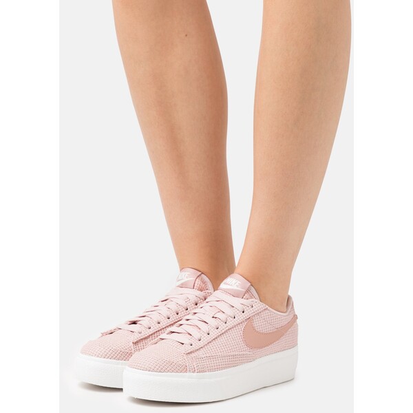 Nike Sportswear BLAZER PLATFORM Sneakersy niskie pink oxford/rose whisper/summit white NI111A12R-J11
