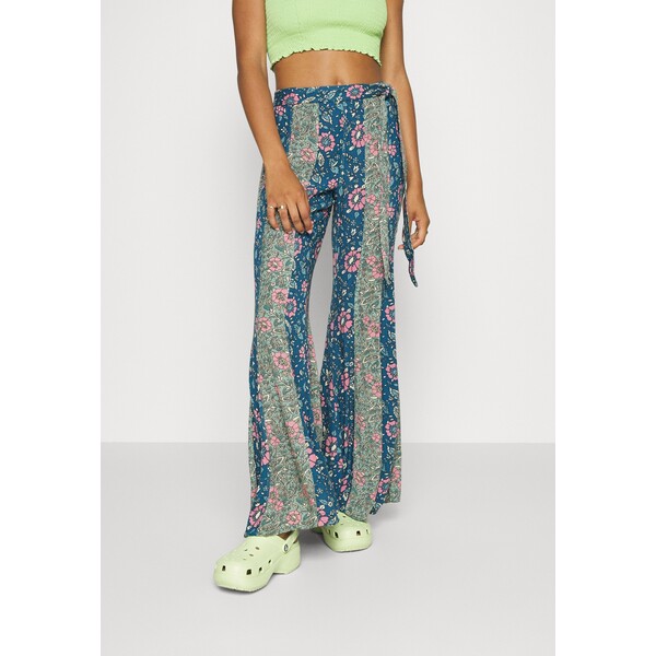 Free People BALI SULTRY BOHEMIAN FLARE Spodnie materiałowe sage FP021A02Q-T11