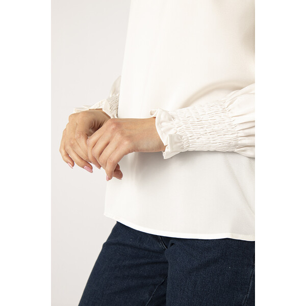 Quiosque Elegancka biała bluzka z falbanką przy rękawie
