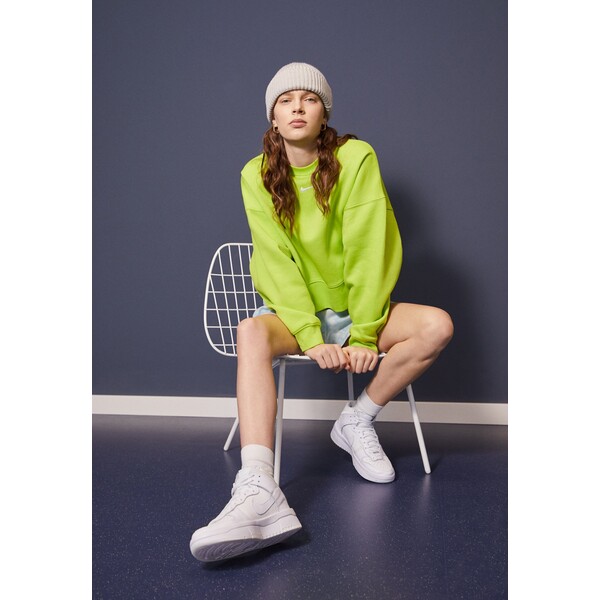 Nike Sportswear OVERSIZED Bluza atomic green/white NI121J0IB-M13