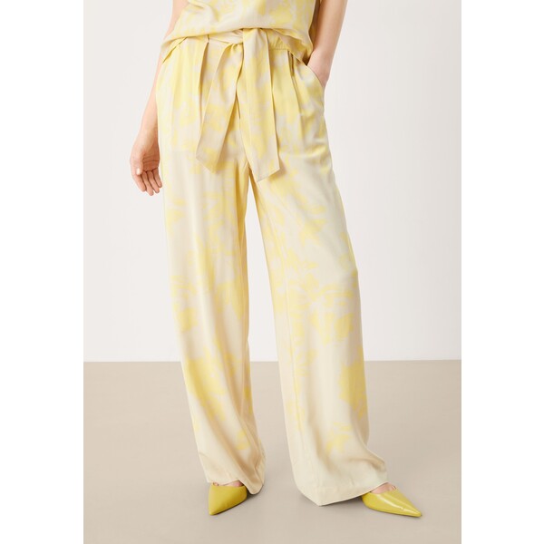 s.Oliver BLACK LABEL Spodnie materiałowe bright yellow pann SOA21A0BE-E11