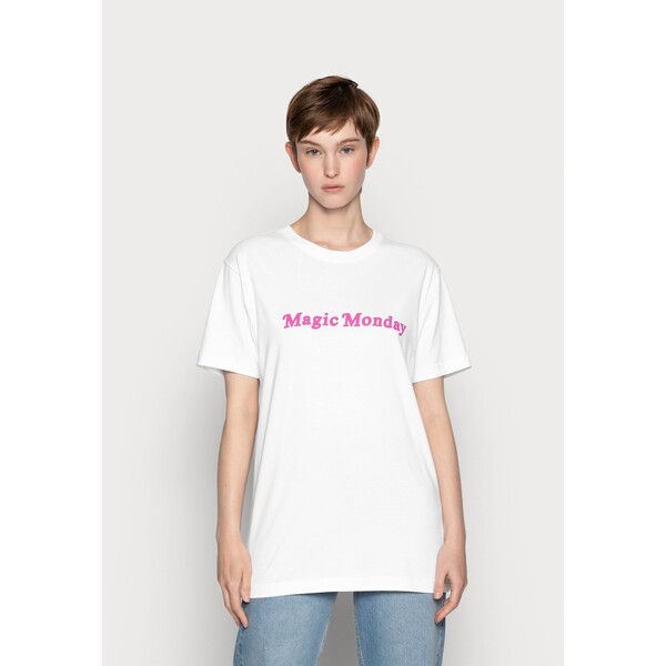 Mister Tee LADIES MAGIC MONDAY SLOGAN TEE T-shirt z nadrukiem white MEJ21D035-A11