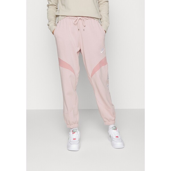 Nike Sportswear Spodnie treningowe pink oxford/rust pink/white NI121A0H7-J11