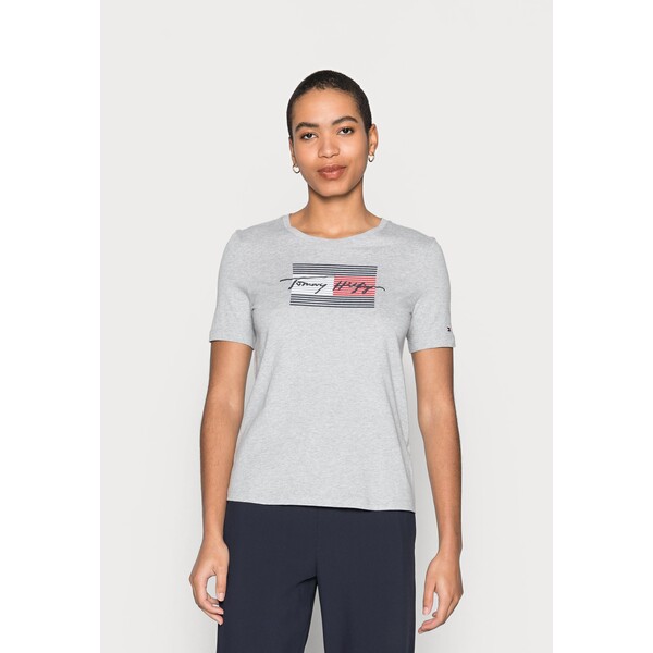 Tommy Hilfiger FLAG TEE T-shirt z nadrukiem light grey heather TO121D0U6-C11