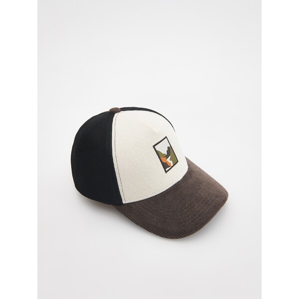 Reserved Czapka trucker z naszywką 8041O-89X