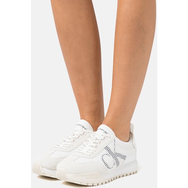 Calvin Klein Jeans TOOTHY RUNNER OVERSIZED Sneakersy niskie white/creamy white/black C1811A0BS-A11