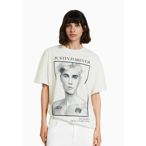 Bershka SHORT SLEEVE JUSTIN BIEBER T-shirt z nadrukiem white BEJ21D1N1-A11